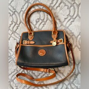🧡 Vintage Dooney & Bourke Navy & Tan Pebbled Leather Satchel 🧡